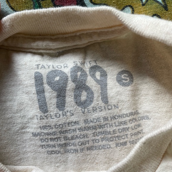 1989 Taylor’s version t shirt! Authentic merch! - Picture 3 of 3